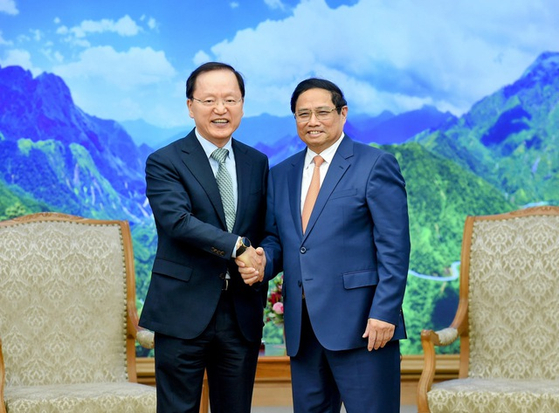 Samsung Electronics Chief Financial Officer Park Hark-kyu, left, shakes hands with Vietnamese Prime Minister Pham Minh Chinh at the government office in Hanoi on May 9. [VGP]