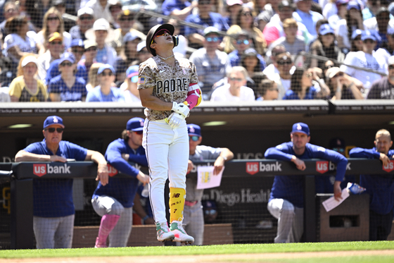 San Diego Padres shortstop Kim Ha-seong reacts after being hit by a pitch during the fourth inning of a game against the Los Angeles Dodgers at Petco Park in San Diego on Sunday.  [USA TODAY/YONHAP]