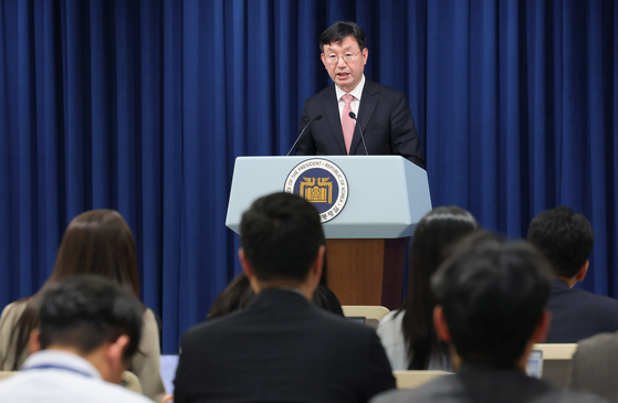Sung Tae-yoon, director of national policy at the presidential office, gives a briefing on Naver's potential scale down in Line Yahoo on Monday at the Presidential Office in central Seoul. [JOINT PRESS CORPS]