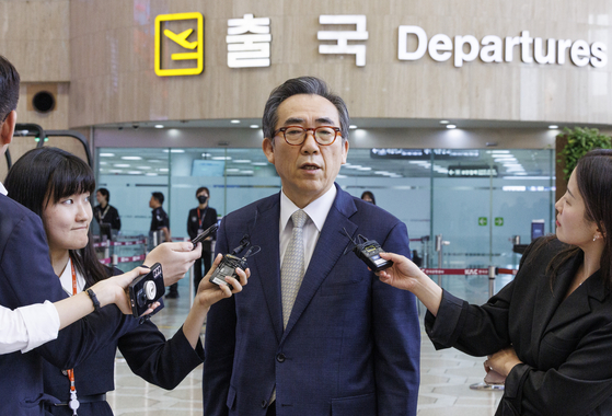 Korean Foreign Minister Cho Tae-yul speaks to reporters at Gimpo International Airport ahead of his departure for Beijing. He was set to hold bilateral talks with Chinese Foreign Minister Wang Yi later that day. [YONHAP] 