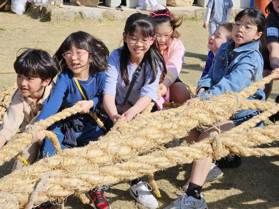 Children play tug-of-war at the National Folk Museum of Korea. [NATIONAL FOLK MUSEUM OF KOREA] 