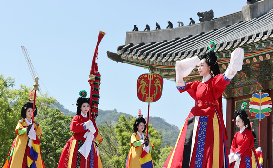 Dancers perform at the Sujeongjeon area in Gyeongbok Palace, central Seoul, a day before the commemoration of King Sejong's 627th birthday during the Sejong Yi Do Birthday Ceremony, known as Haryeyeon, on Tuesday. [YONHAP]