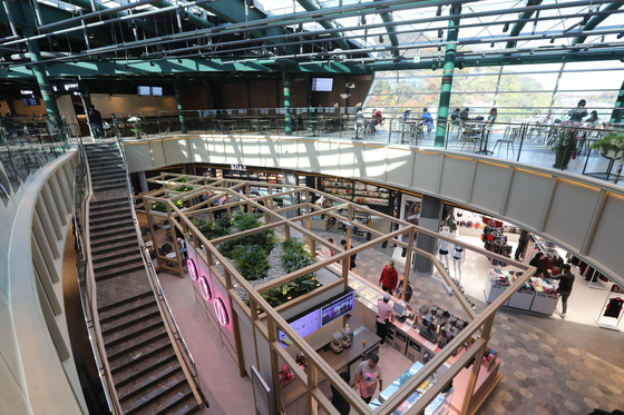 Inside the Siheung Haneul Expressway Rest Area in Gyeonggi. Its operations began in 2017. The three-story building contains fashion brands where people can buy apparel. [SHIN IN-SEOP]