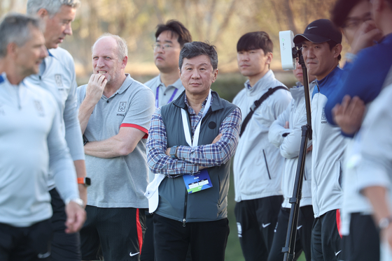 Korea Football Association Chairman Chung Mong-gyu, center, watches the Korean national team's training at Al Egla Training Facility in Doha, Qata on Feb. 4. [NEWS1]