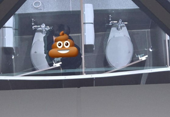 A toilet user is seen through transparent glass installed on the ceiling of the restroom at the Sudong Service Area in Gyeonggi. [JOONGANG PHOTO]