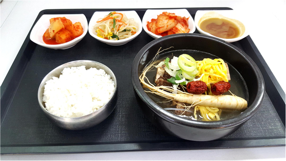 Ginseng galbitang, or beef bone soup, offered at the Insam Land Service Area in South Chungcheong [KOREA EXPRESSWAY CORPORATION]