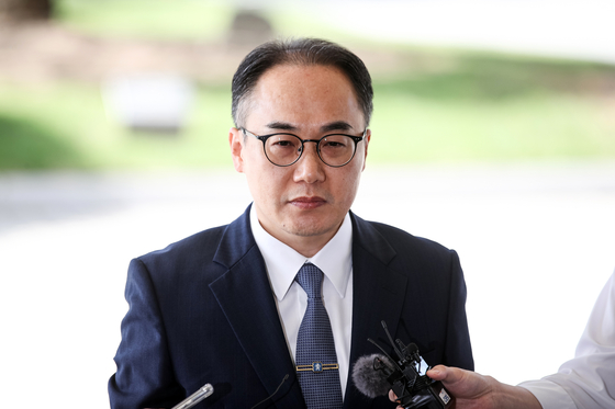 Prosecutor General Lee One-seok answers reporters' questions on allegations surrounding first lady Kim Keon Hee's luxury bag scandal and recent prosecutorial appointments on his arrival to the Supreme Prosecutors' Office in Seocho District, southern Seoul, on Tuesday. [NEWS1]