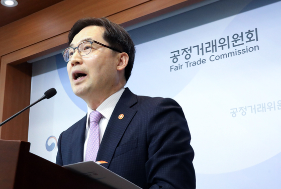 Fair Trade Commission Chairperson Han Ki-jeong speaks during a press briefing held at the government complex in Sejong on Tuesday. [YONHAP]
