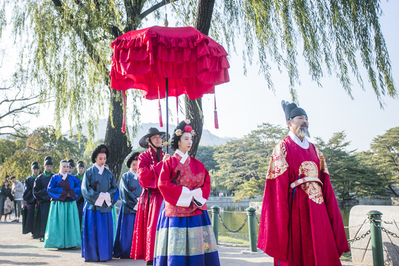 A march that recreates the appearance of the royal family taking a stroll around the Gyeongbok Palace grounds escorted by royal guards will be organized from Friday to Sunday. [CULTURAL HERITAGE ADMINISTRATION] 