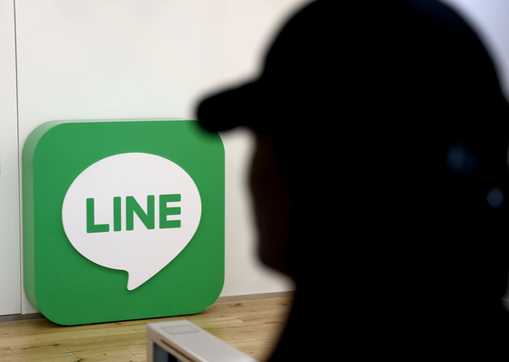 An employee of Line Plus, Line Yahoo’s Korean subsidiary, enters the company’s headquarters in Pangyo, Gyeonggi, on Tuesday. [YONHAP]