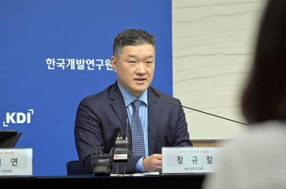 Korea Development Institute (KDI) Senior Fellow Jung Kyu-chul, director of the office of macroeconomic analysis and forecasting, speaks during a press conference at the Sejong government complex on Thursday. [KDI]