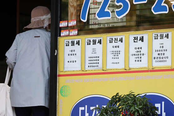 The generational wealth gap between Korea's baby boomers and the younger generation is widening. Pictured is a real estate agency in Seoul in April. [YONHAP]