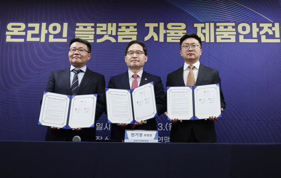 Fair Trade Commission (FTC) Chairman Han Ki-jeong (center) poses with AliExpress Korea CEO Ray Zhang (right) and WhaleCo Korea CEO Qin Sun after signing a voluntary security agreement in Seoul. . [YONHAP]