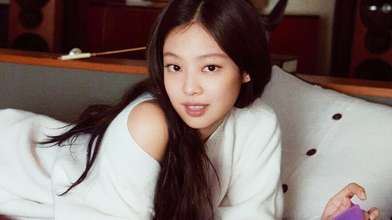 Jennie donated 100 million won ($74,400) on behalf of fan club Blink to Koryoin (ethnic Koreans from post-Soviet states) teenagers. [KURLY]