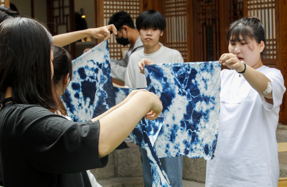 Students dye cloths at a traditional crafts center in Jongno District, central Seoul, as part of Korea Craft Week 2023 on May 19, 2023. [NEWS1]