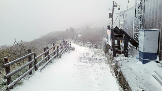 Snow covers a trail path on Mount Seorak in Gangwon on Thursday morning. [NEWS1] 