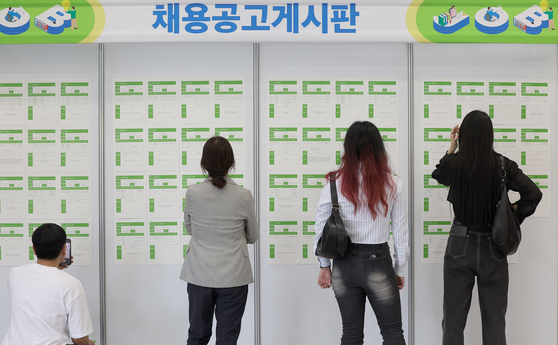 Job seekers look at recruitment notices posted at the Gyeongsan Job Festival held on May 10. [YONHAP]
