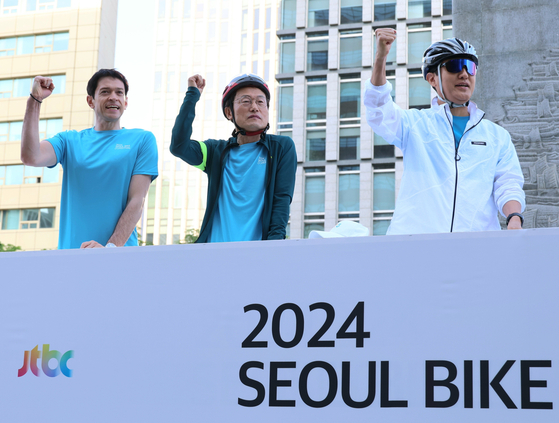 Seoul Mayor Oh Se-hoon, right, and others take part in the 2024 Seoul Bike Festival in Gwanghwamun Square, downtown Seoul, Sunday morning. [YONHAP]