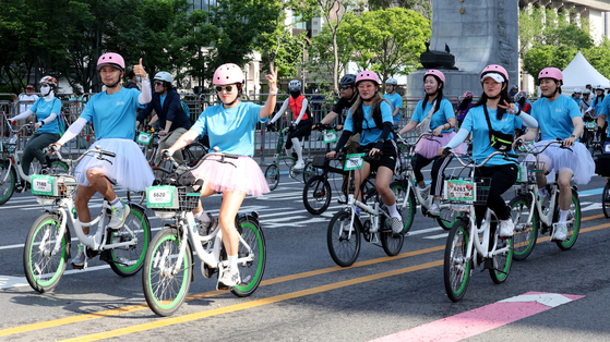 Cyclists pedal down Gwanghwamun area in Jongno District, downtown Seoul, Sunday morning for the 2024 Seoul Bike Festival. [NEWS1 ]