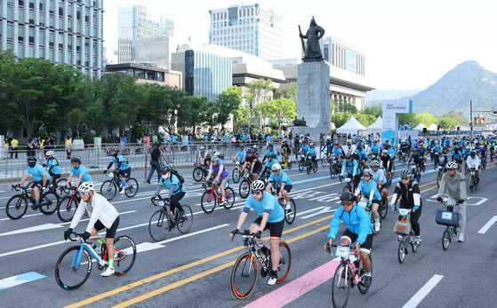 Cyclists depart from Gwanghwamun Square in Jongno District, downtown Seoul, Sunday morning for the 2024 Seoul Bike Festival. [NEWS1 ]