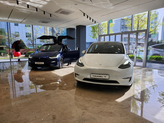 A Tesla Model X and Y are displayed at Tesla's store in Sinsa-dong, southern Seoul. [TESLA KOREA]