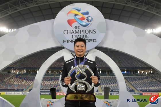Former Ulsan Hyundai manager Kim Do-hoon poses with the AFC Champions League trophy after beating Persepolis in the final on Dec. 19, 2020.  [AFC]
