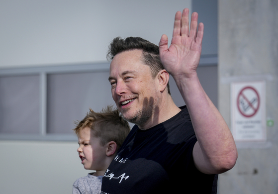 Tesla CEO Elon Musk waves as he leaves the Tesla Gigafactory in Berlin on March 13. [AP/YONHAP]