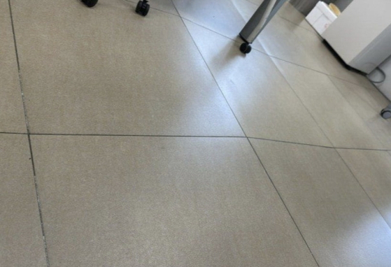 A photo of uneven tiles at Woojungwon's kitchenette, shared on Yonsei University's Everytime [SCREEN CAPTURE]