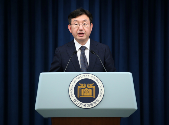 Presidential policy chief Sung Tae-yoon apologizes for causing confusion over the KC mark mandate on goods directly purchased from overseas at the presidential office in Yongsan District, central Seoul. [NEWS1]