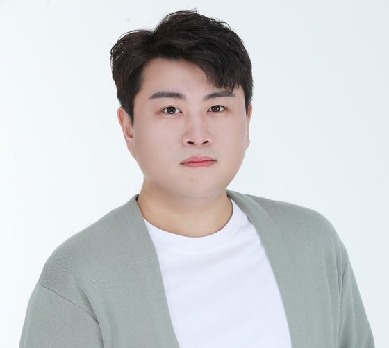 Trot singer Kim Ho-joong admitted on Monday that he was driving under influence when he committed a hit-and-run on May 9. [THINK ENTERTAINMENT]