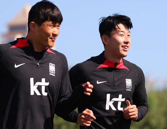 Kim Min-jae, left, and Son Heung-min train ahead of the AFC Asian Cup in Qatar on Jan. 21. [YONHAP]