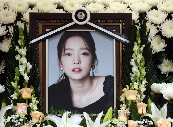 Late singer Koo Ha-ra's picture is displayed at her funeral on Nov. 25, 2019, in southern Seoul. [NEWS1]