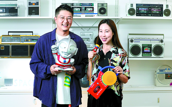 Yun Jong-hu, left, and Kim Bo-ra, used to work for a local fashion company. As avid fans of vintage IT gadgets, the couple collected such items whenever they went on overseas business trips. [LIM HYUN-DONG]  