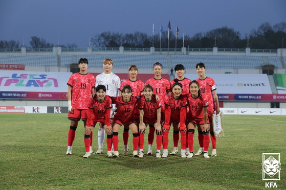 The South Korean women's national team poses for a photo before a friendly match against the Philippines held at the Icheon Sports Complex in Icheon, Gyeonggi Province last month. [KOREA FOOTBALL ASSOCIATION]