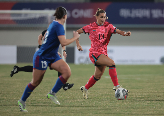 South Korea's Casey Fair dribbles the ball during a friendly match against the Philippines at the Icheon Sports Complex in Icheon, Gyeonggi Province on April 8. [YONHAP]