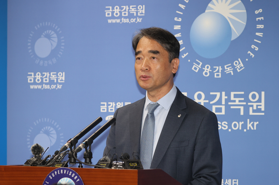 Financial Supervisory Service Senior Deputy Governor Hahm Yong-il speaks during a press briefing on the interim result of the ongoing investigation into global investment banks over illegal short selling in western Seoul on May 6. [YONHAP] 