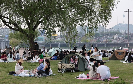 People spend their afternoons picknicking at Banpo Hangang Park on April 28. [NEWS1]