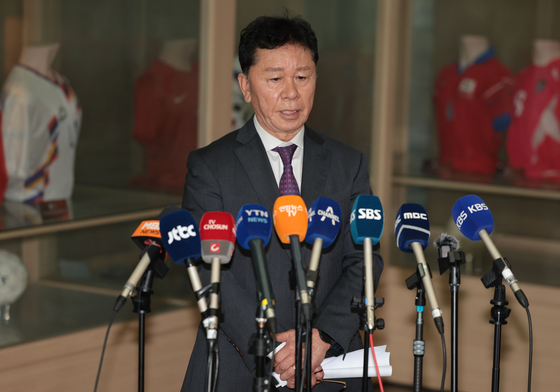 KFA National Team Committee Head Chung Hae-sung speaks during a briefing at the KFA House in central Seoul on April 2. [YONHAP]