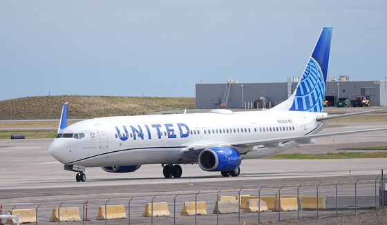 A United Airlines aircraft, unrelated to the story, lands at Denver International Airport. [AP/YONHAP]