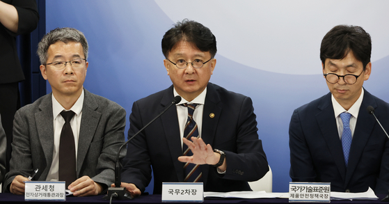 Lee Jeong-won, center, the second vice minister of the Office for Government Policy Coordination, speaks on the government's new regulations on harmful substances found in overseas direct purchases in Seoul Sunday. [YONHAP]