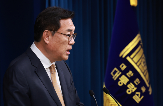 Presidential Chief of Staff Chung Jin-suk speaks at a press briefing at the presidential office in Yongsan District, central Seoul, on Tuesday, where he announced President Yoon Suk Yeol's decision to veto a bill that would establish a special counsel probe into the Defense Ministry's handling of a Marine's death last year. [YONHAP]