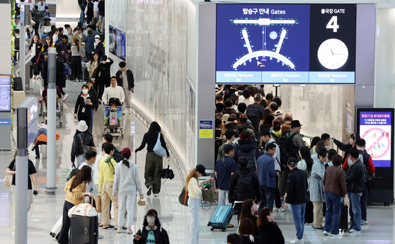 Travelers move around Incheon International Airport on May 6. [NEWS1] 