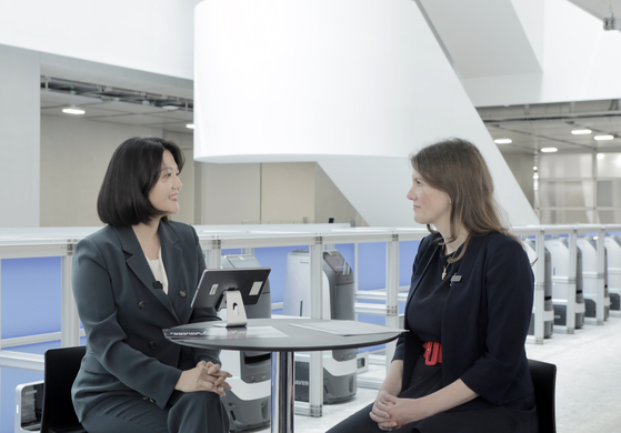 Britain’s Secretary of State for Science, Innovation and Technology Michelle Donelan, pictured right, talks with Naver CEO Choi Soo-yeon at the tech company’s 1784 office building in Seongnam, Gyeonggi on Tuesday. [NAVER]