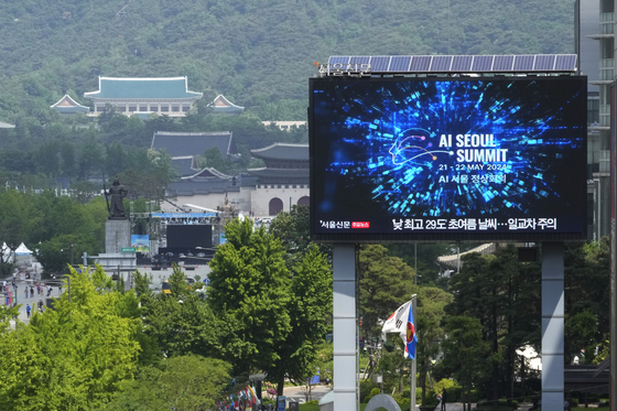 A screen shows an announcement of the AI Seoul Summit in downtown Seoul Tuesday. [AP/YONHAP]