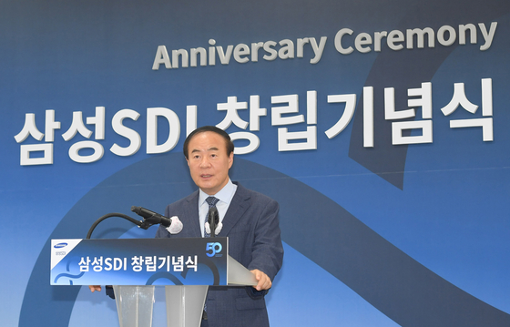 Jun Young-hyun, then-CEO of Samsung SDI, delivers a speech to the employees at the company's 50th-anniversary event in 2020. [SAMSUNG SDI]