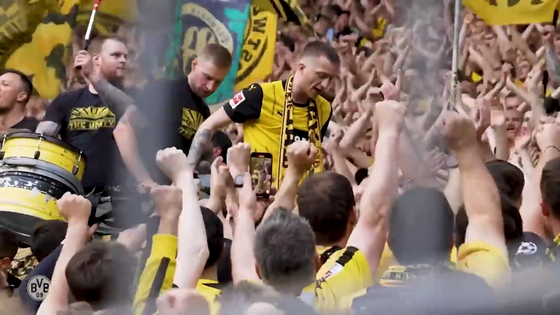 Borussia Dortmund fans bid farewell to club legend Marco Reus. [ONE FOOTBALL]
