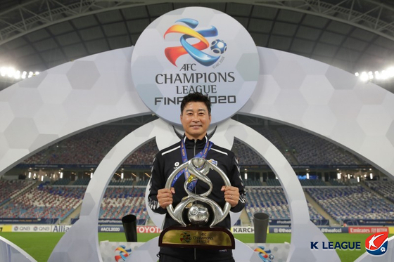 Former Ulsan Hyundai manager Kim Do-hoon poses with the AFC Champions League trophy after beating Persepolis in the final on Dec. 19, 2020. [AFC] 