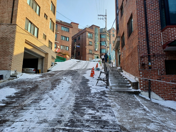 A road in the Haebangchon area of Yongsan District, central Seoul, on Dec. 20. [OH SAM-GWON] 