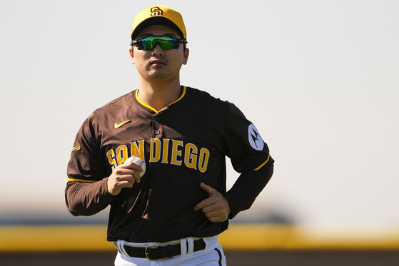 San Diego Padres relief pitcher Go Woo-suk jogs during spring training in Peoria, Arizona on Feb. 18.  [AP/YONHAP]