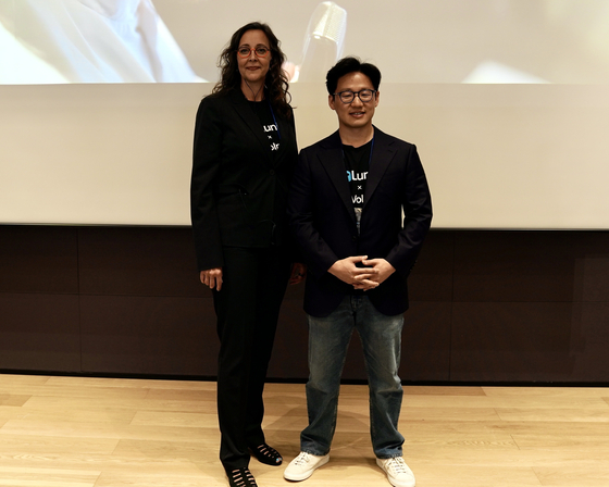 Volpara CEO Teri Thomas, left, and Lunit CEO Suh Beom-seok pose for the photo at Lunit's headquarters in Gangnam District, southern Seoul, on Wednesday. [LUNIT]